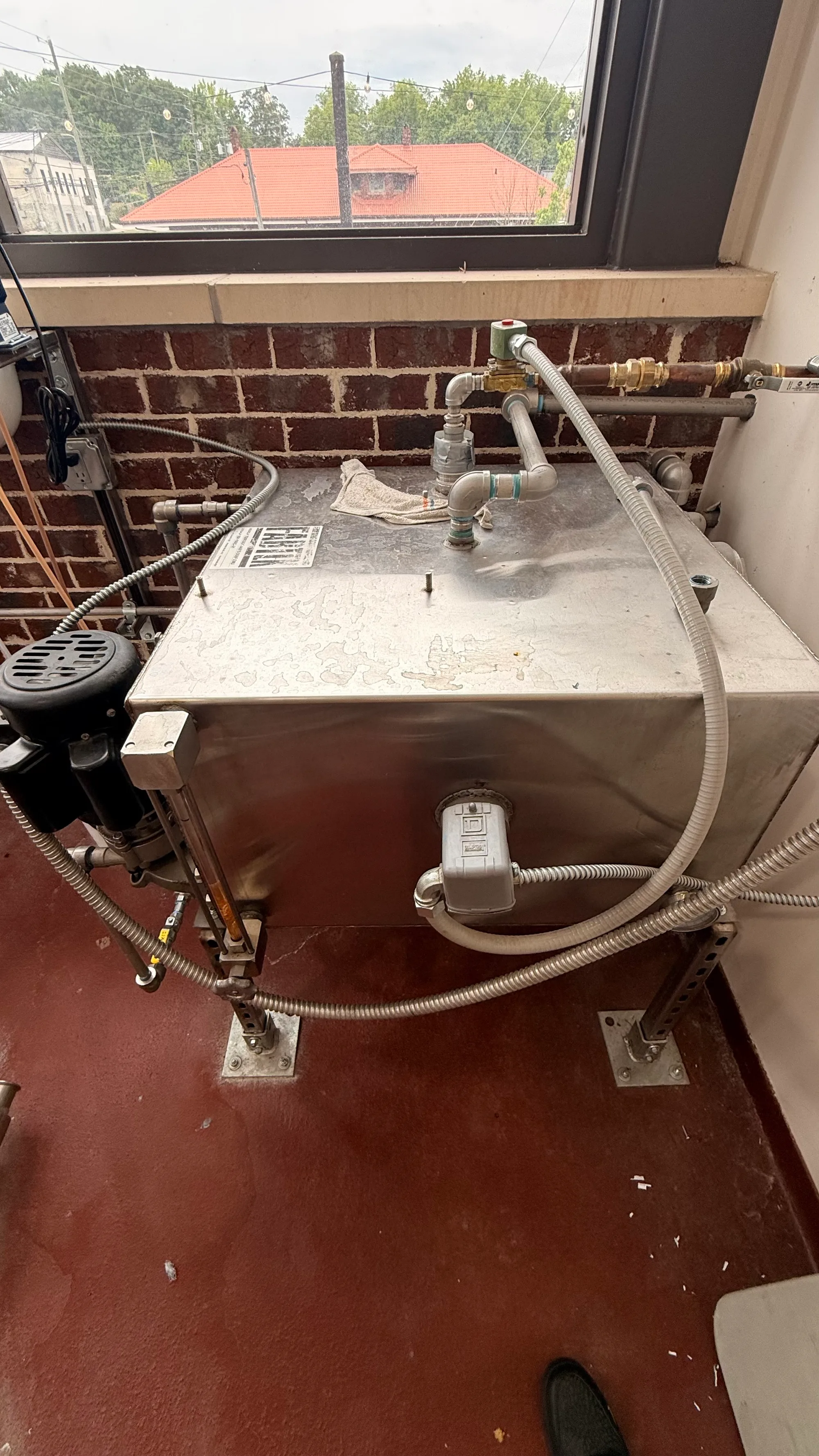 Stainless steel tank with Fabtek Aero 230V agitator thumbnail 2