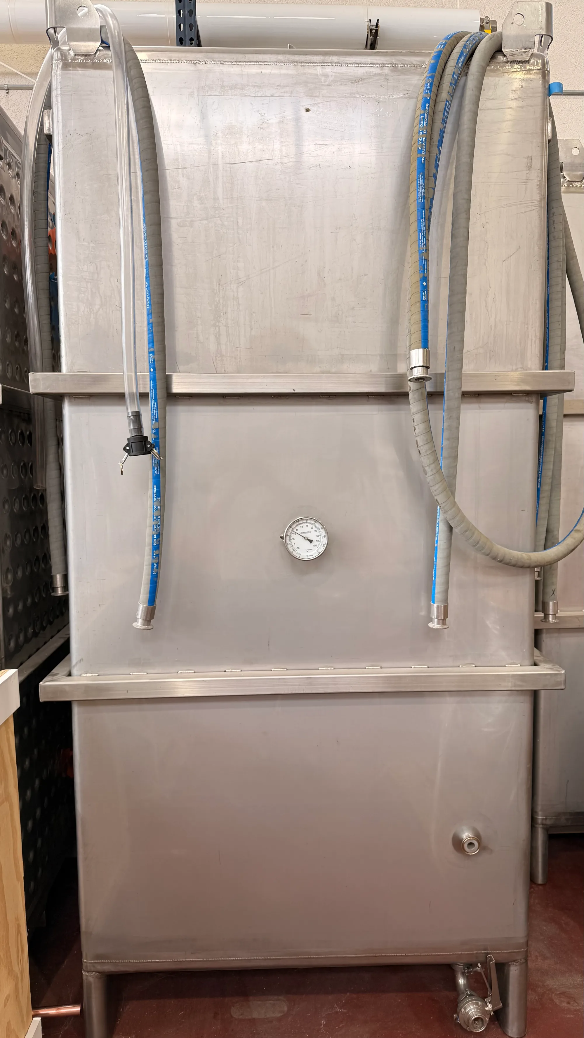 Stainless steel rectangular tanks with thermometer