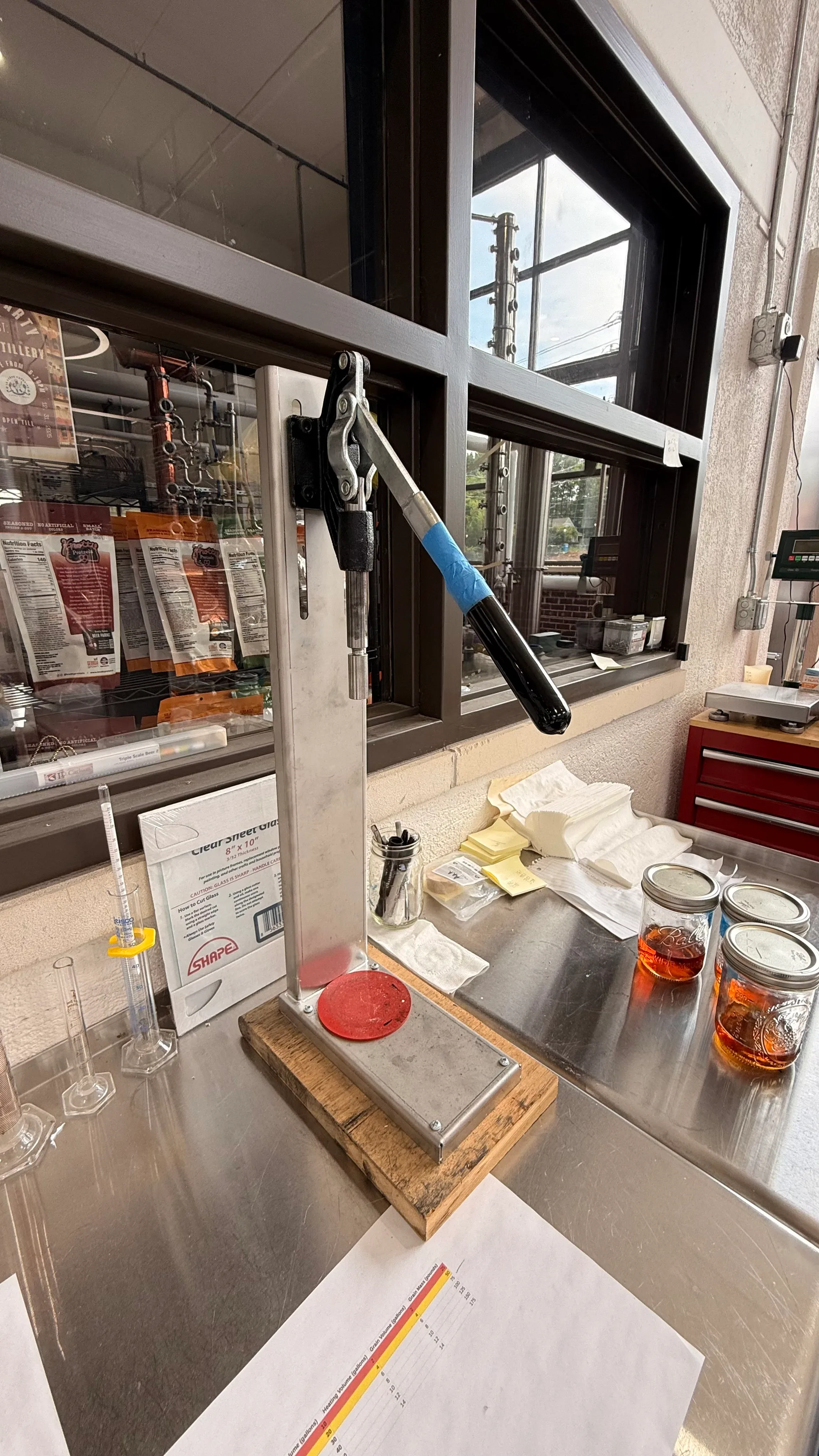Manual bench bottle capper
