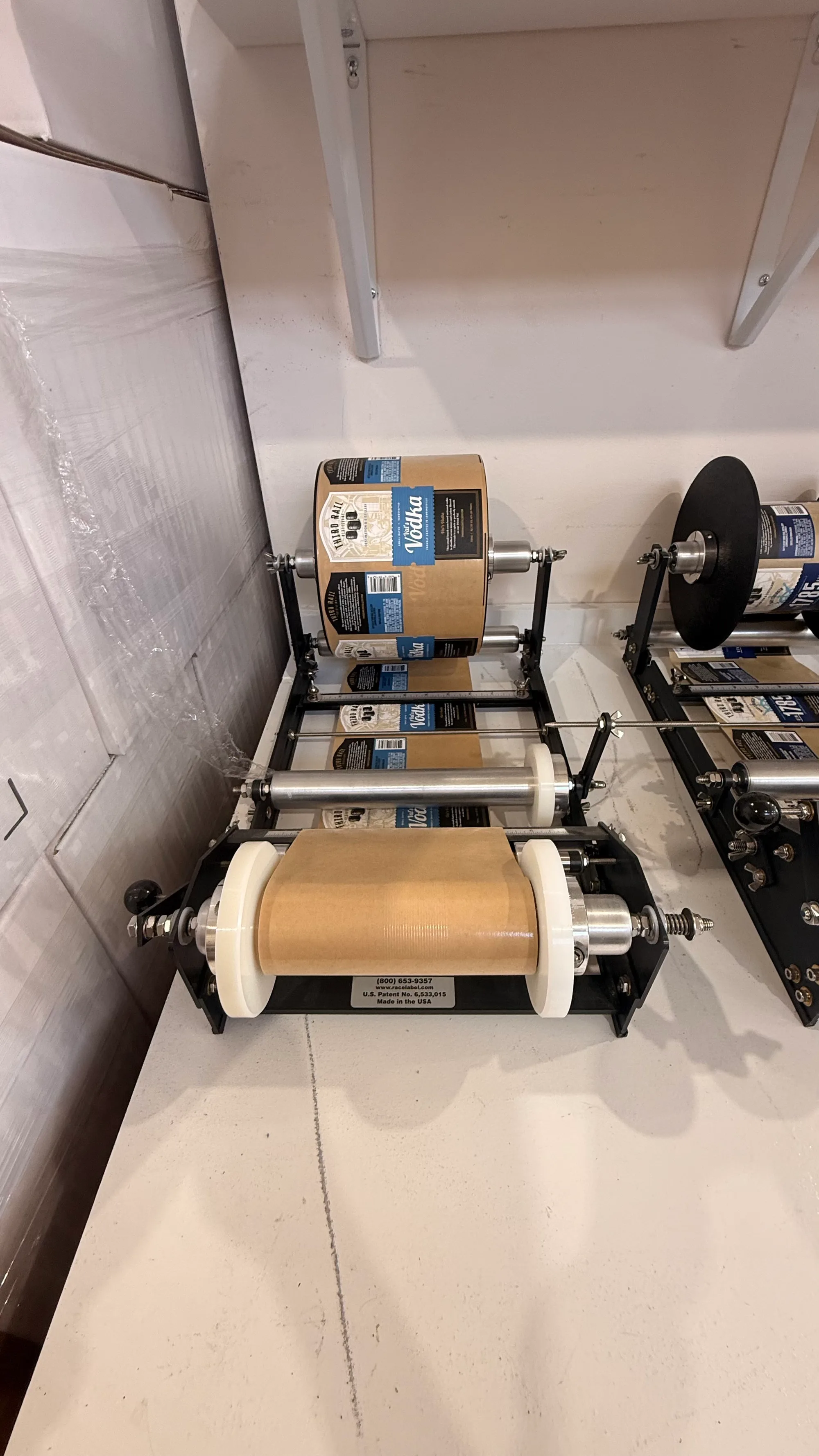 Manual bottle labeling machines thumbnail 2