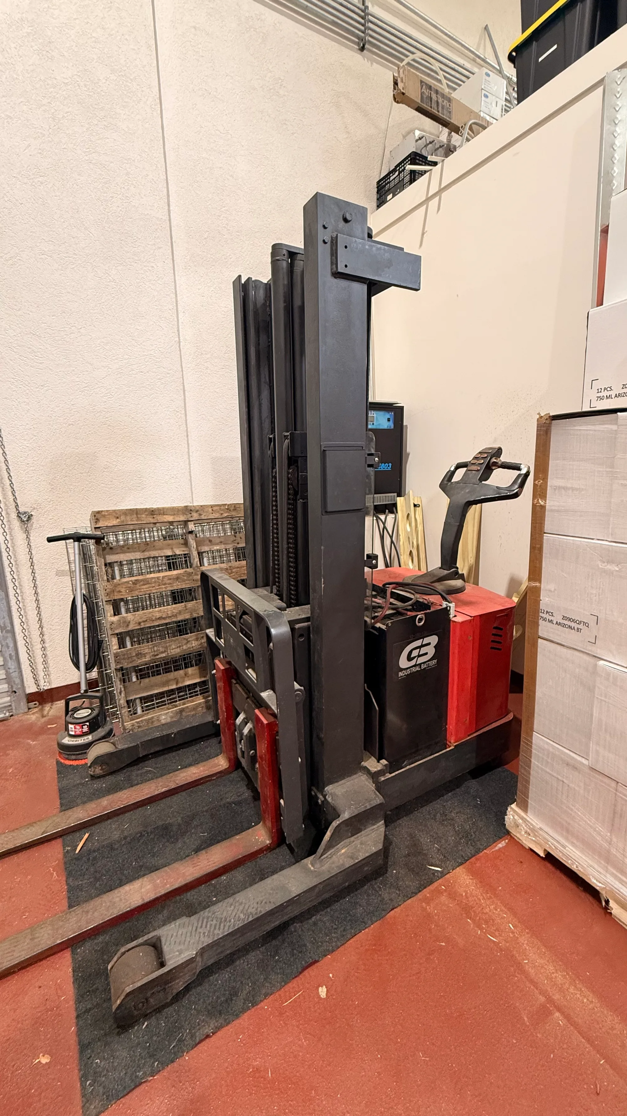 Electric forklift with CB Industrial battery