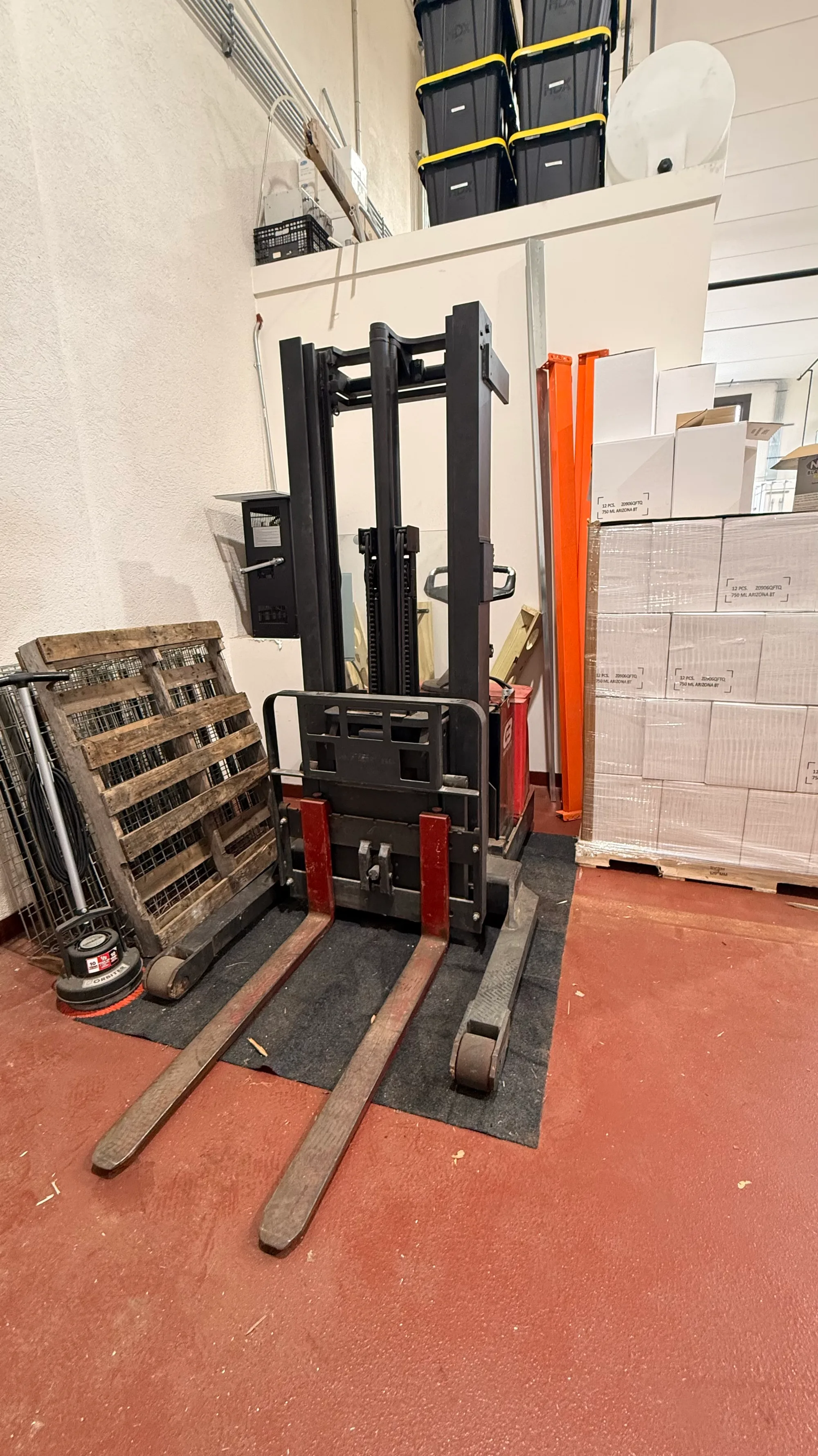 Electric forklift with CB Industrial battery thumbnail 2