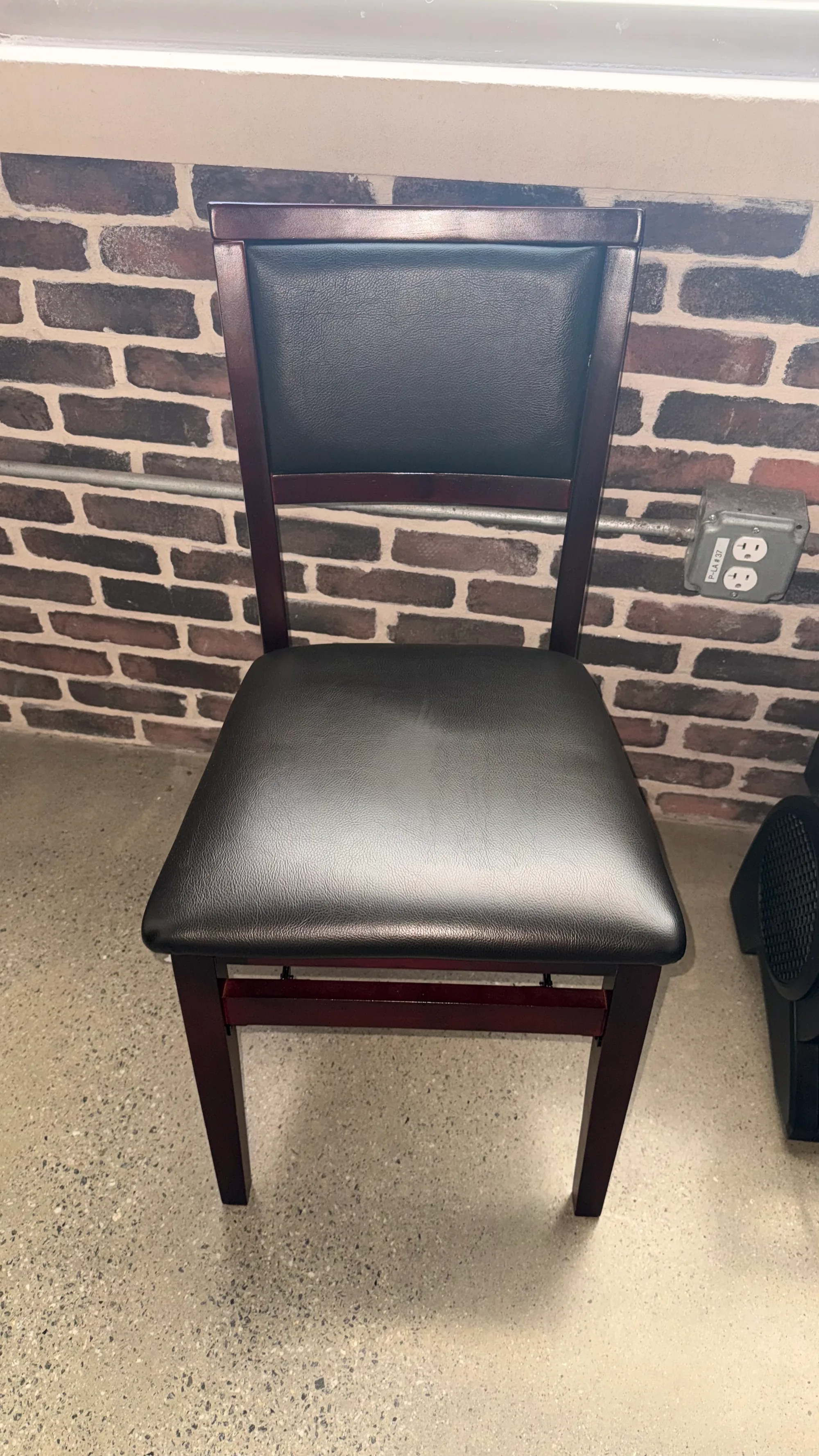 Single chair thumbnail 2