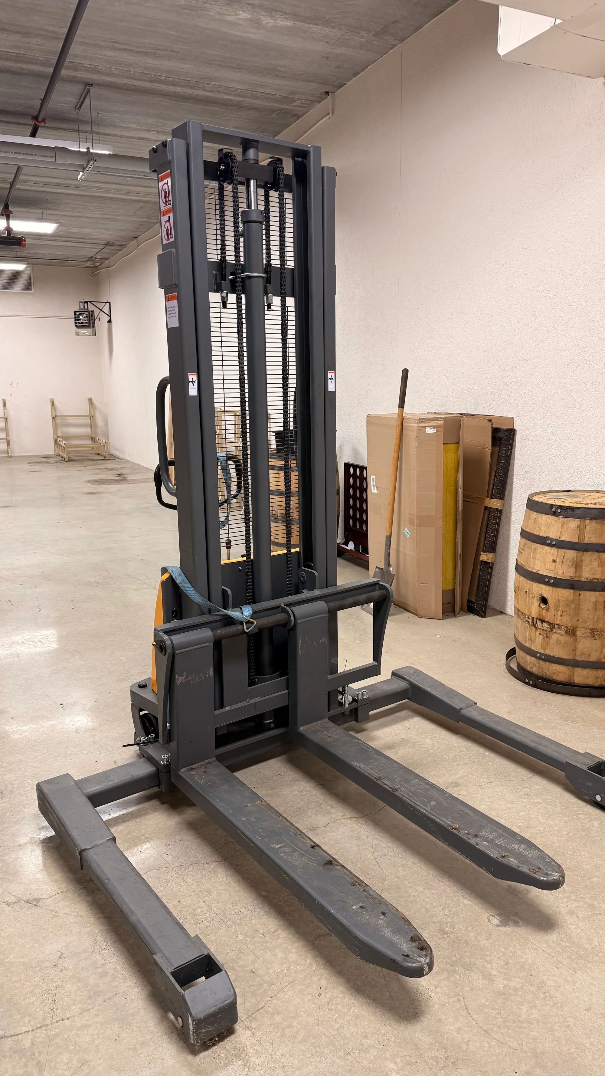 Electric stacker/forklift (Apollo) thumbnail 3
