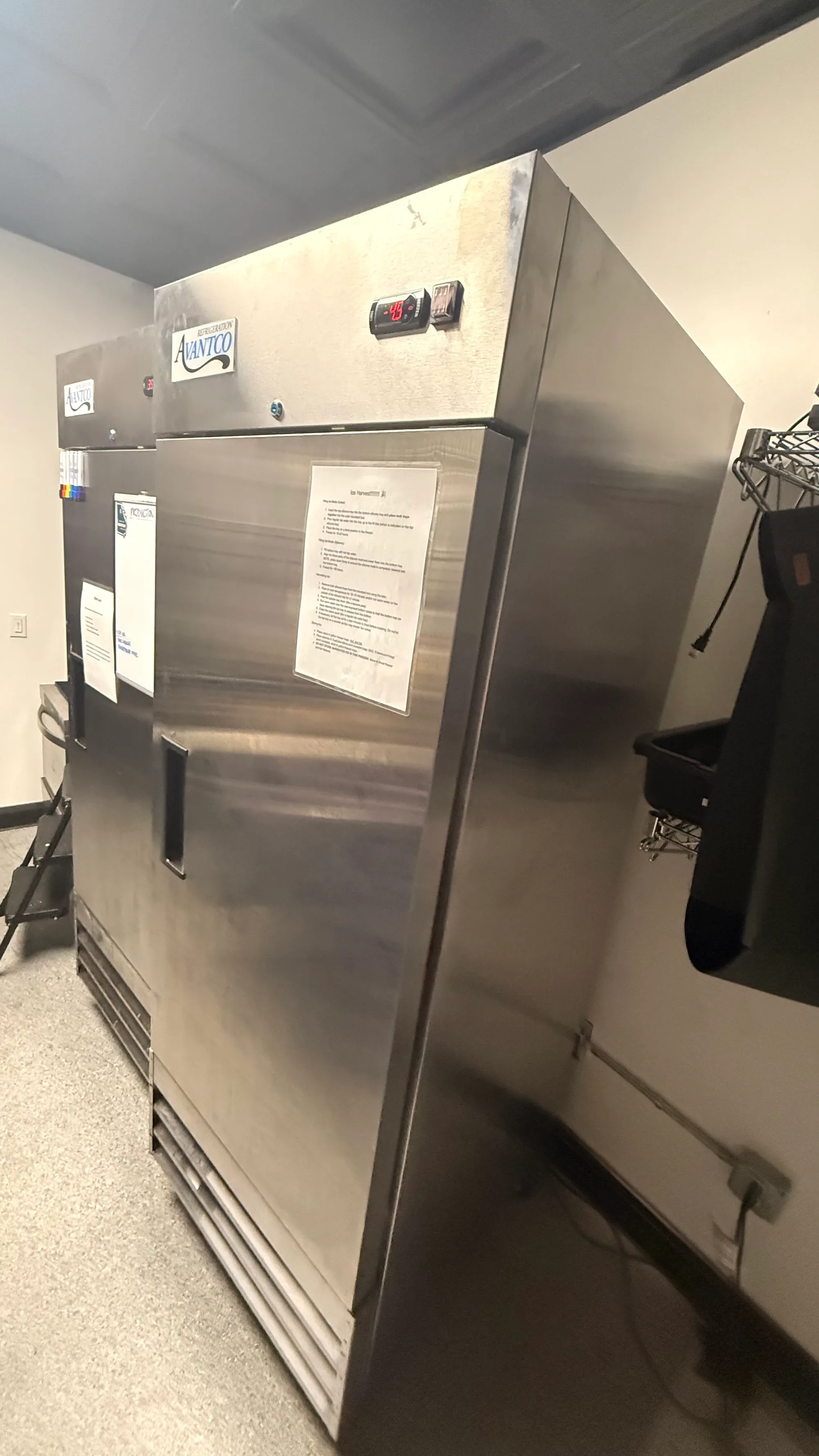 Avantco industrial refrigerator (1 door)